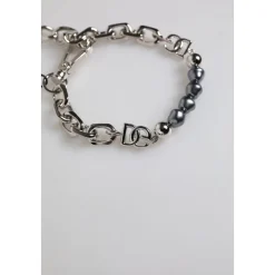 Bracciale con catena color argento e perle