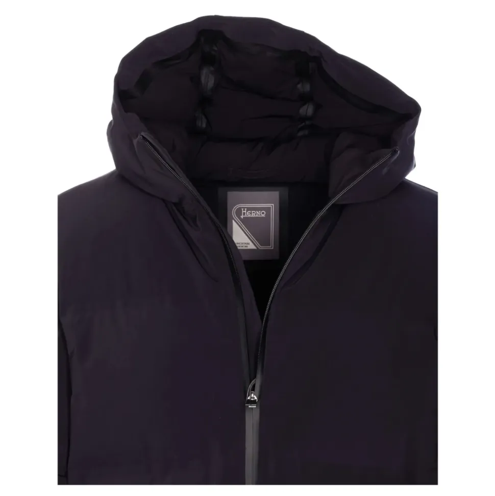 Cappotto imbottito nero con cappuccio