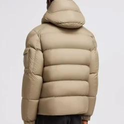 Chaqueta corta acolchada con capucha extraíble