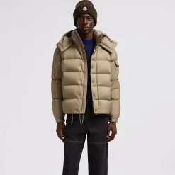 Chaqueta corta acolchada con capucha extraíble