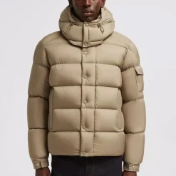 Chaqueta corta acolchada con capucha extraíble