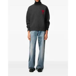 Maglione grigio con collo alto