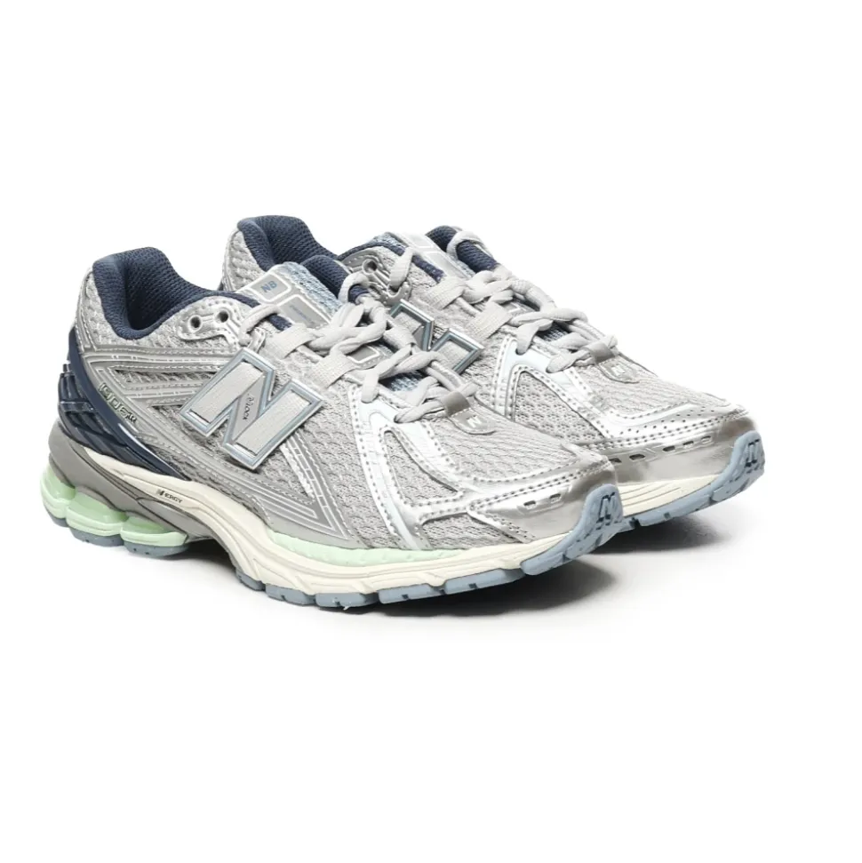 1906R Training Shoes
