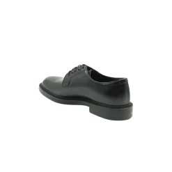 Scarpe basse nere con punta a mandorla e chiusura con lacci