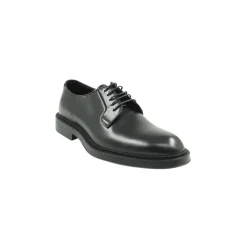 Scarpe basse nere con punta a mandorla e chiusura con lacci