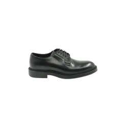 Scarpe basse nere con punta a mandorla e chiusura con lacci