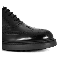 Scarpe nere in pelle con coda di rondine