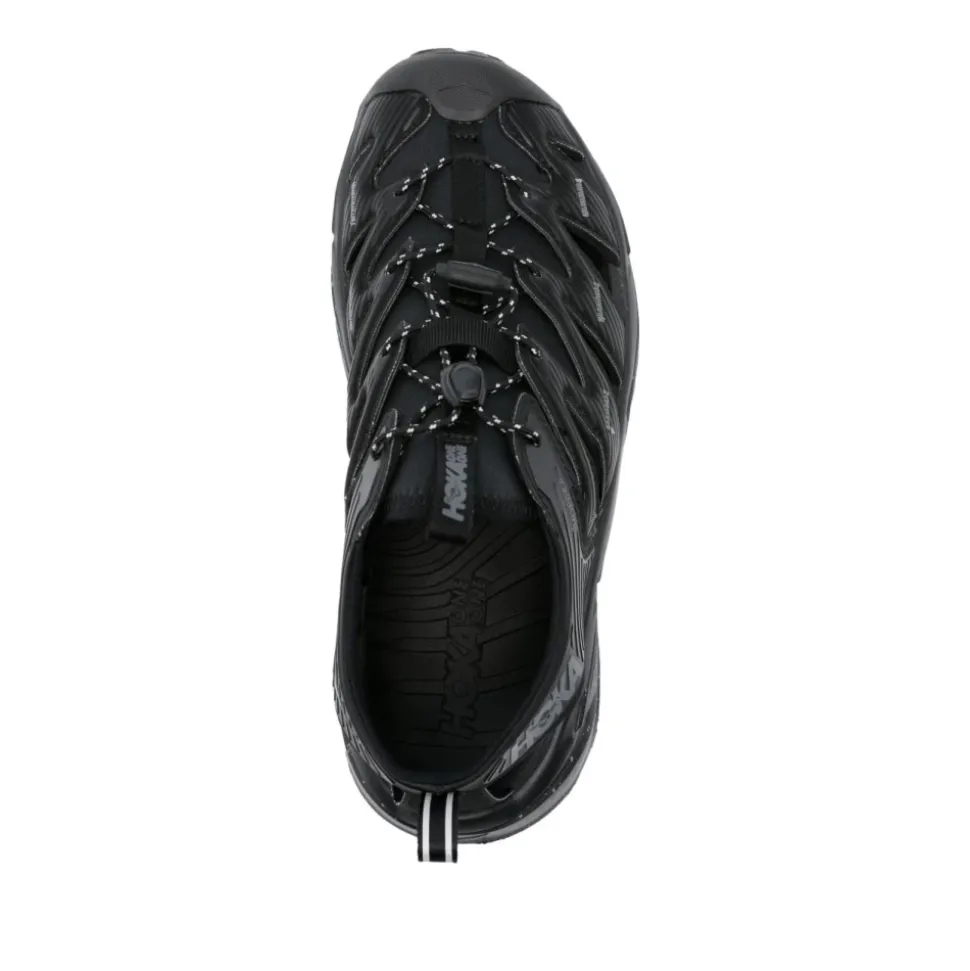Sneakers nere leggere con design a taglio